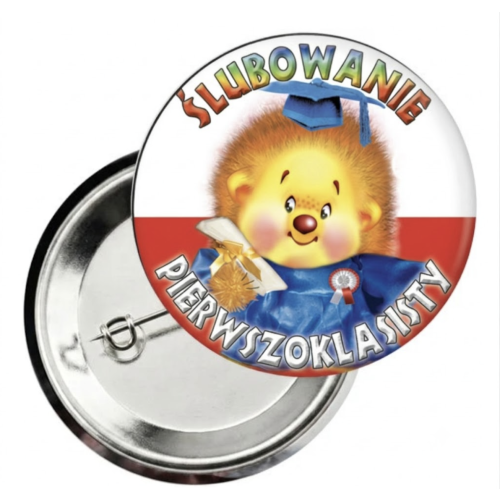 Przypinka z agrafką na ślubowanie pierwszoklasisty z uśmiechniętym jeżykiem w birecie, wzór E72 Przypinka z agrafką na ślubowanie pierwszoklasisty z uśmiechniętym jeżykiem w birecie, wzór E72